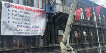 Kars Belediyesi, borç listesini binasına astı