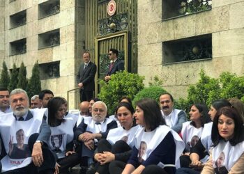 HDP’li vekiller Meclis Başkanı’nın kapısında oturma eylemine başladı