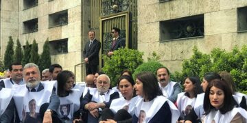HDP’li vekiller Meclis Başkanı’nın kapısında oturma eylemine başladı