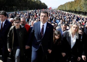 Ekrem İmamoğlu ailesi ile birlikte Anıtkabir’de