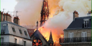 Paris’in simgesi Notre-Dame Katedrali’nde büyük yangın; en yüksek kulesi yıkıldı