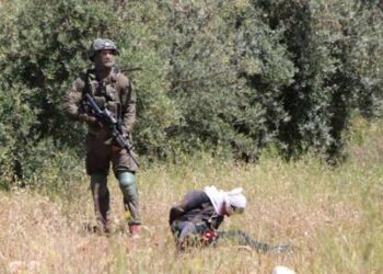 İsrail askerlerinden vahşet: Gözleri bağlı, elleri kelepçeli Filistinliyi vurdu