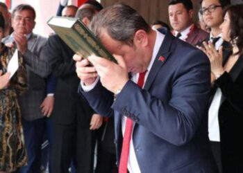 Bolu’da CHP’li Başkan Kuran’a el basarak yemin etti: Tüyü bitmemiş yetimin hakkını koruyup, harama el uzatmayacağım