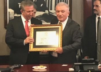 Ankara ve İzmir tamam, sıra İstanbul’da: Mansur Yavaş ve Tunç Soyer  mazbatasını aldı