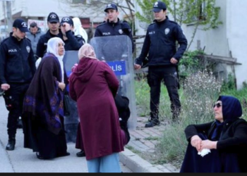 Gebze’de polis anneleri bir kez daha yerde sürükledi