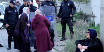 Gebze’de polis anneleri bir kez daha yerde sürükledi