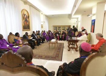 Papa Francis barış için Güney Sudanlı liderlerin ayağını öptü