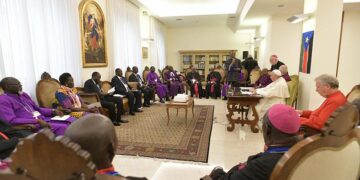Papa Francis barış için Güney Sudanlı liderlerin ayağını öptü