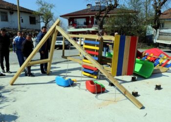 Seçimi kaybeden muhtar çocuk parkını söktü