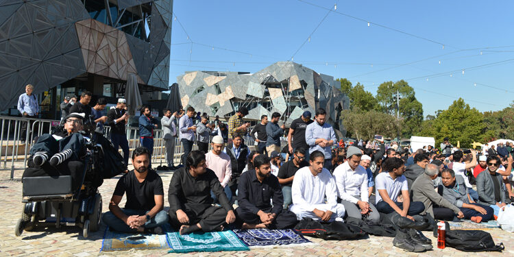 Avustralya'nın Melbourne kentinde bu yıl ikincisi düzenlenen Selam Festivali'nin ilk gününde yüzlerce kişi cuma namazını Federasyon Meydanı'nın açık alanında kıldı.  ( Recep Şakar - Anadolu Ajansı )