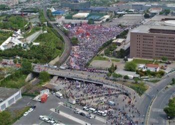 Taksim’e sokulmayan İşçiler, İstanbul’da coşkulu 1 Mayıs’ı kutladı