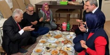 Mübarek ay da seçim şovu: AKP’li Yıldırım’ın, masa varken yerde iftar yapması sosyal medyada alay konusu oldu