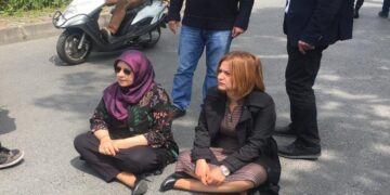 Anneler gözaltına alındı: İki vekil oturma eylemi başlattı