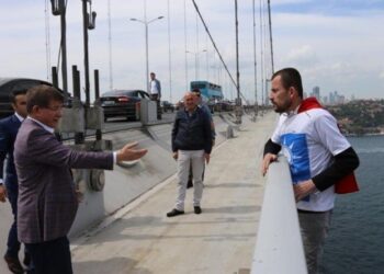 AKP tişörtü ile intihar grişiminde bulunan genç, iş istedi: Davutoğlu’nun intihar girişimini engellemesi yandaşları isyan ettirdi