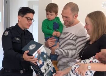 Melborune’de yol kenarında doğam yapan bayanın yardımına polis koştu