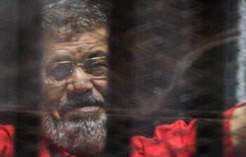 Mısır’da askeri darbeyle görevden alınan  Mursi mahkeme salonunda hayatını kaybetti