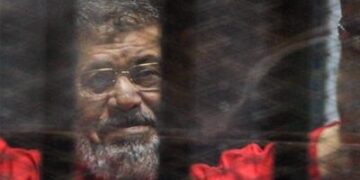 Mısır’da askeri darbeyle görevden alınan  Mursi mahkeme salonunda hayatını kaybetti