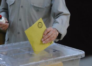 İstanbul’da 10 milyon seçmen sandık başında: Oy verme işlemi başladı