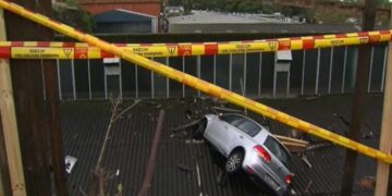 Sydney’de bir otomobil işyerinin çatısına uçtu