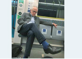 Avustralya’nın bir dönem önceki Başbakan’ı Turnbull, Sydney’de tren yolculuğu yaparken görüntülendi