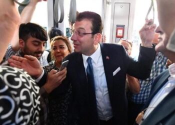 Ekrem  İmamoğlu tramvayda İstanbulluların taleplerini dinledi