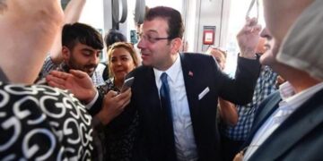 Ekrem  İmamoğlu tramvayda İstanbulluların taleplerini dinledi