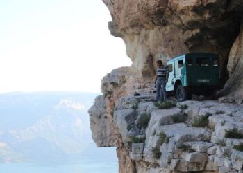 Cipiyle uçurumun kenarına çıktı: Adrenalin tutkunu Kalaycı,150 metrelik uçurumun kenarına çıktı