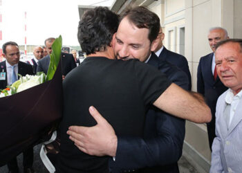 Zarrab davası hükümlüsü Atilla’yı Damat Bakan Albayrak çiçeklerle karşıladı