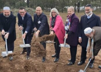 Victoria’da aşırı grupların engeline rağmen Cami’nin temelini Eyalet Başbakanı Andrews attı