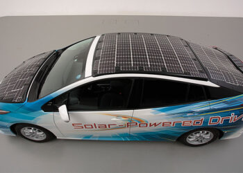 Toyota, kaputa ve tavana yerleştirdiği güneş panellerini test ediyor