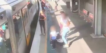 Tren ve platform arasına düşen çocuk yolcular tarafından kurtarıldı