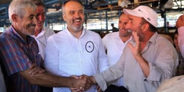 AKP’li Başkan Alinur Aktaş’ın giydiği gömleğin değeri; bir işçinin aylık maaşına bedel