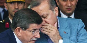 Saray’a ‘meydan okuyan’ Müstafi Başbakan Davutoğlu: Terörle mücadele defterleri açılırsa birçok insan, insan yüzüne çıkamaz