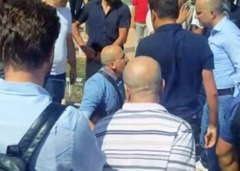 Polis, Milletvekili Ahmet Şık’ı yerde sürükledi