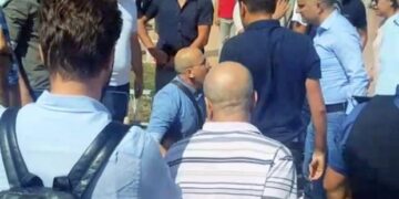 Polis, Milletvekili Ahmet Şık’ı yerde sürükledi