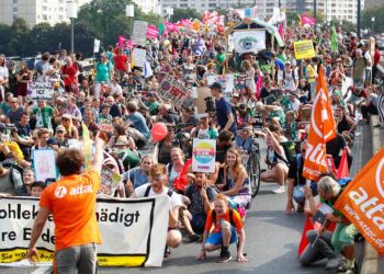 Almanya’da on binlerce kişi ırkçılığa karşı yürüdü: Başbakan Yardımcısı Scholz da meydana indi