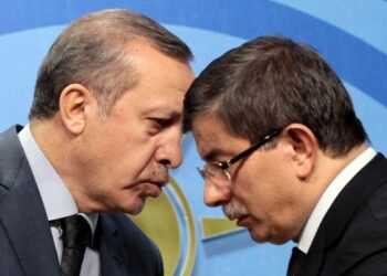 Saray’a ‘meydan okuyan’ Müstafi Başbakan Davutoğlu: Terörle mücadele defterleri açılırsa birçok insan, insan yüzüne çıkamaz