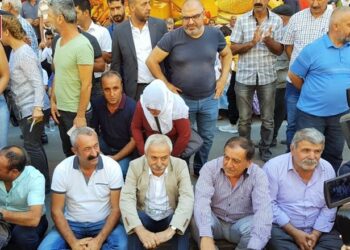 Kayyım protestosuna ‘Komünist Başkan’ da katılarak: Omuz omuza durmanın doğru olduğunu düşünüyoruz