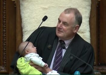 Yeni Zelanda Meclis Başkanı, başkanlık kürsüsünde bebeği biberonla besledi