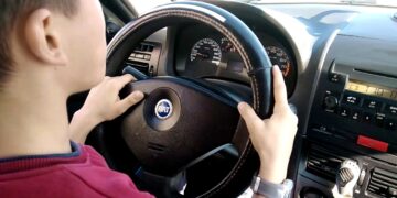 8 yaşındaki çocuk, gece yarısı ailesinin arabasını kaçırıp otobanda 140 km hız yaptı