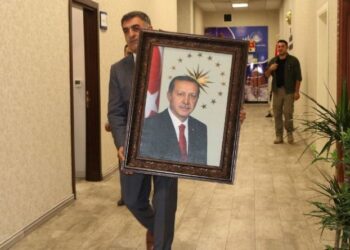 Halkın iradesi gaspedildi: Van belediyesine atanan kayyım ilk işi, Erdoğan’ın fotoğrafını asmak oldu