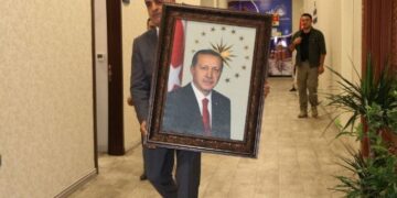 Halkın iradesi gaspedildi: Van belediyesine atanan kayyım ilk işi, Erdoğan’ın fotoğrafını asmak oldu