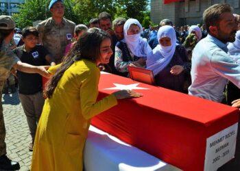 Kulp’taki patlamada hayatını kaybeden siviller Kürtçe ağıtlarla toprağa verildi