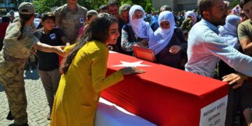 Kulp’taki patlamada hayatını kaybeden siviller Kürtçe ağıtlarla toprağa verildi