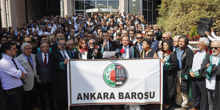 ANAKRA BAROSU UYESI AVUKATLAR, ANKARA ADLIYESI ONUNDE BASIN ACIKLAMASI YAPTI, ARDINDAN ANITKABIR'I ZIYARET ETTI. ANKARA BAROSU BASKANI ERINC SAGKAN'IN BASKANLIGINDA HEYET, ATATURK'UN MOZOLOESINE CELENK BIRAKARAK ANITKABIR OZEL DEFTERINI IMZALADI.  FOTO-HARUN OZALP-ANKARA-DHA