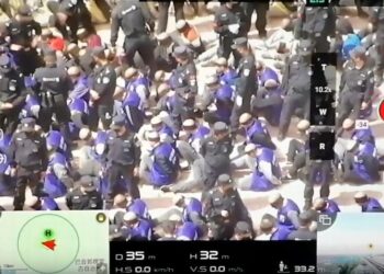 Avustralyalı analist videonun gerçek olduğunu kaydetti: Uygurların gözleri bağlı, ayakları zincirli şekilde ortaya çıktı