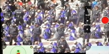 Avustralyalı analist videonun gerçek olduğunu kaydetti: Uygurların gözleri bağlı, ayakları zincirli şekilde ortaya çıktı