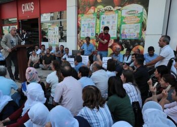 Diyarbakır’da belediye meclisi kayyım sonrası ilk toplantısını sokakta yaptı