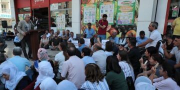 Diyarbakır’da belediye meclisi kayyım sonrası ilk toplantısını sokakta yaptı
