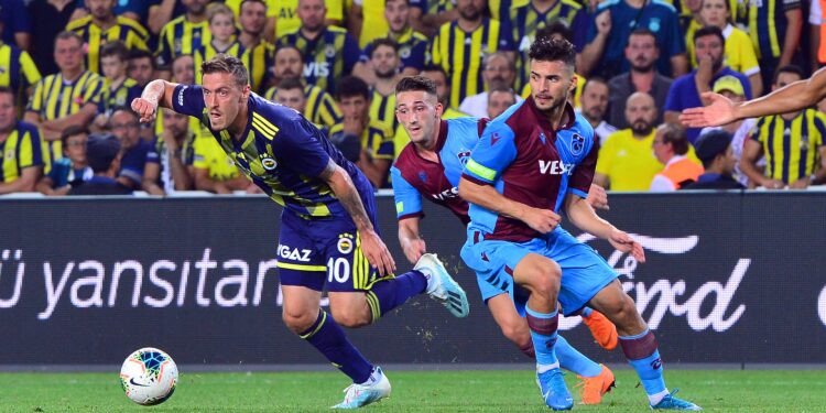 SÜPER LİG'İN 3. HAFTASINDA FENERBAHÇE, SAHASINDA TRABZONSPOR İLE KARŞILAŞIYOR. MÜCADELENİN İLK YARISI 1-1'LİK BERABERLİKLE NOKTALANDI. (BORA AKYOL - UYGAR AYDIN/İSTANBUL-İHA)
Süper Lig'in 3. haftasında Fenerbahçe, sahasında Trabzonspor ile karşılaşıyor. Mücadelenin ilk yarısı 1-1'lik beraberlikle noktalandı.